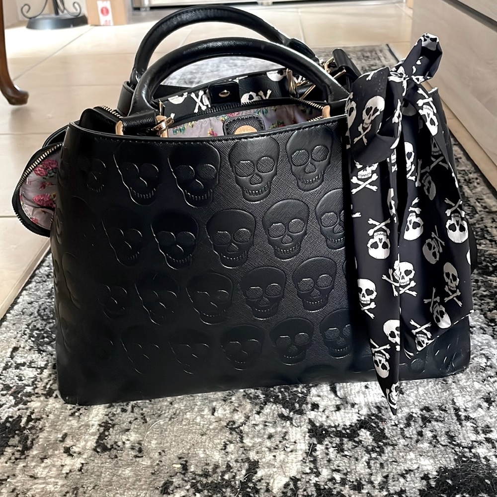 COPY - Betsey Johnson🖤🧡🖤Embossed Skull Handbag🧡🖤🧡 Gently used Excellent Cond